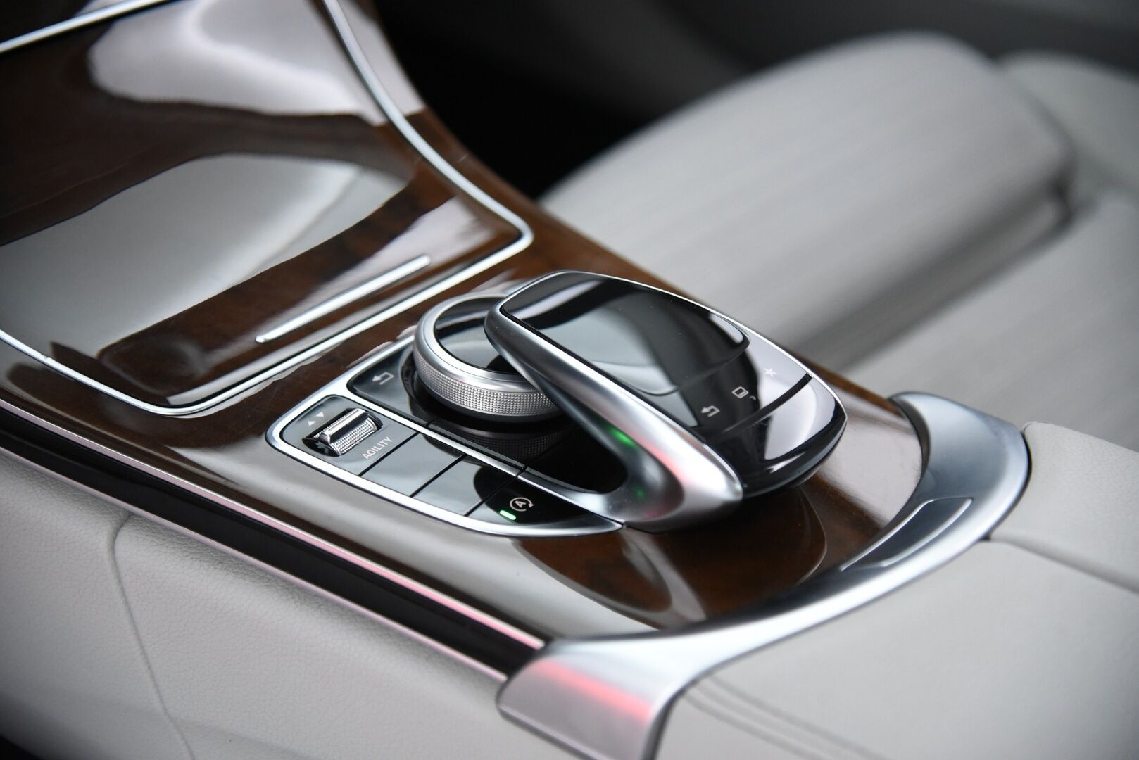 Mercedes-Benz C 2015 220 BlueTec A Premium Business / Distronic+ Q / P-kamera / Dynamic. LED / Comand Navi - Huippuvarusteltu yksilö upealla vaalella sisustalla! 