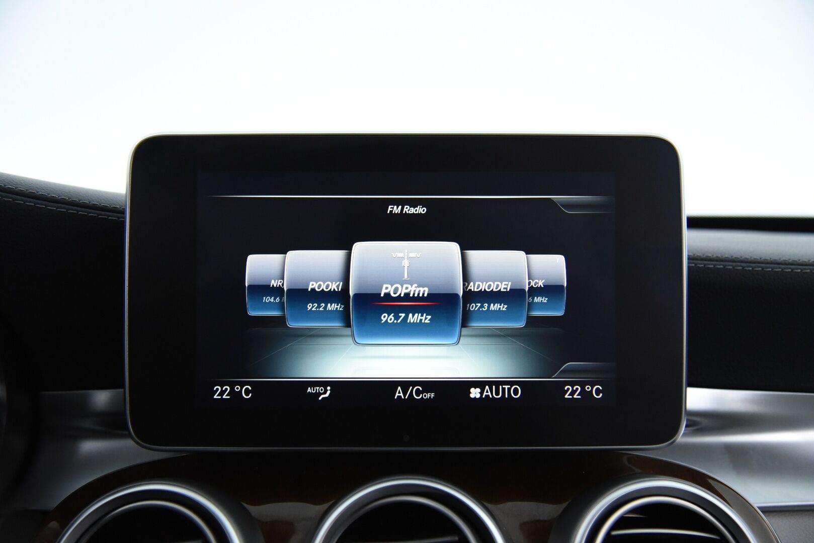 Mercedes-Benz C 2015 220 BlueTec A Premium Business / Distronic+ Q / P-kamera / Dynamic. LED / Comand Navi - Huippuvarusteltu yksilö upealla vaalella sisustalla! 