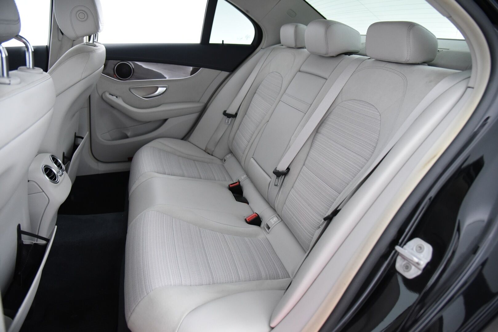 Mercedes-Benz C 2015 220 BlueTec A Premium Business / Distronic+ Q / P-kamera / Dynamic. LED / Comand Navi - Huippuvarusteltu yksilö upealla vaalella sisustalla! 
