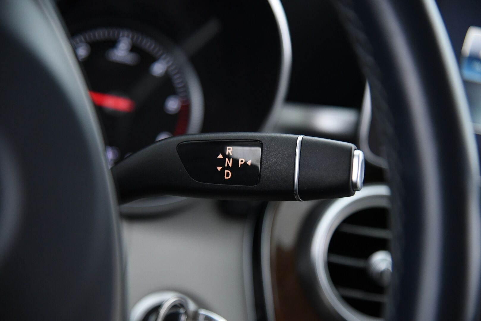 Mercedes-Benz C 2015 220 BlueTec A Premium Business / Distronic+ Q / P-kamera / Dynamic. LED / Comand Navi - Huippuvarusteltu yksilö upealla vaalella sisustalla! 