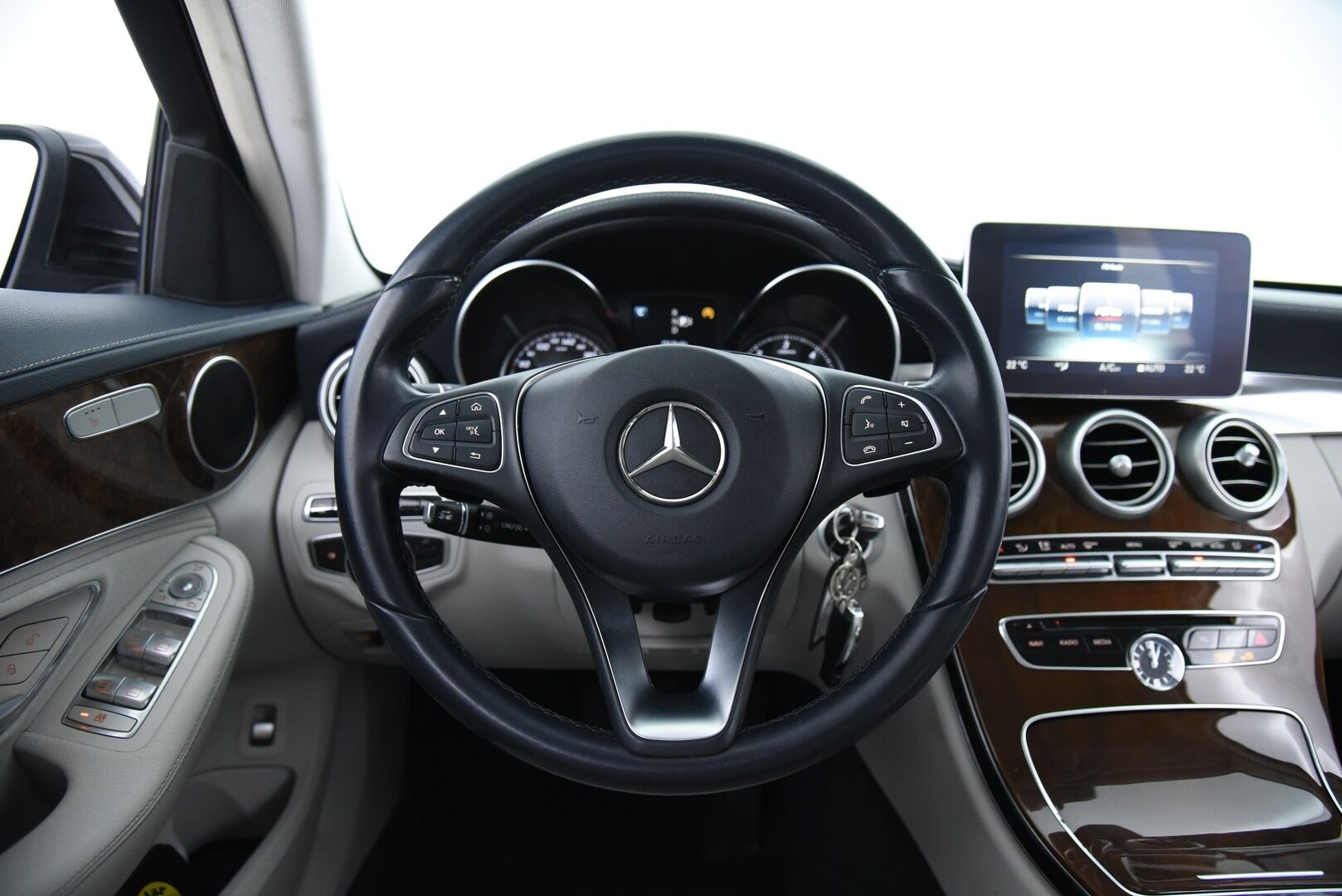 Mercedes-Benz C 2015 220 BlueTec A Premium Business / Distronic+ Q / P-kamera / Dynamic. LED / Comand Navi - Huippuvarusteltu yksilö upealla vaalella sisustalla! 