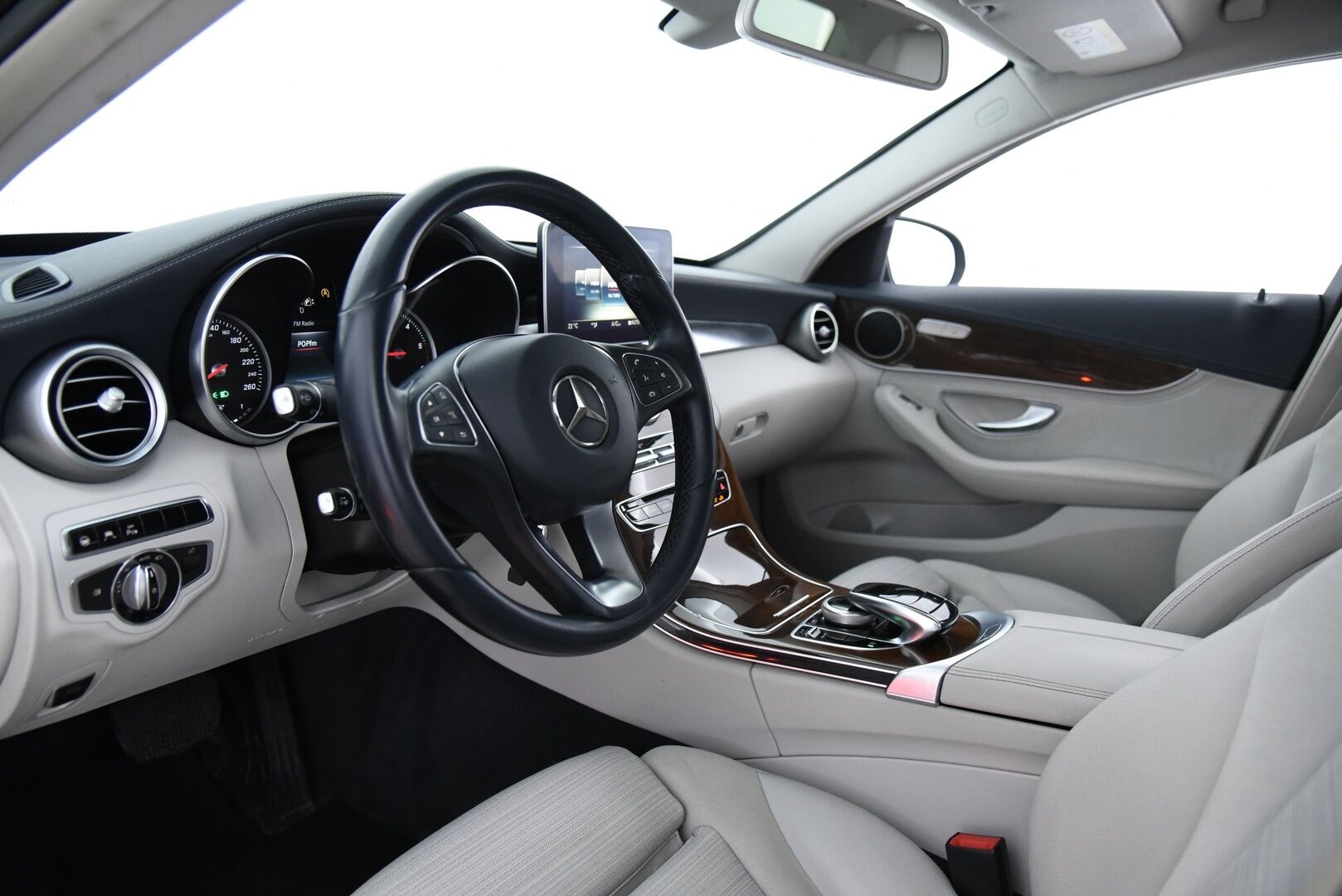 Mercedes-Benz C 2015 220 BlueTec A Premium Business / Distronic+ Q / P-kamera / Dynamic. LED / Comand Navi - Huippuvarusteltu yksilö upealla vaalella sisustalla! 