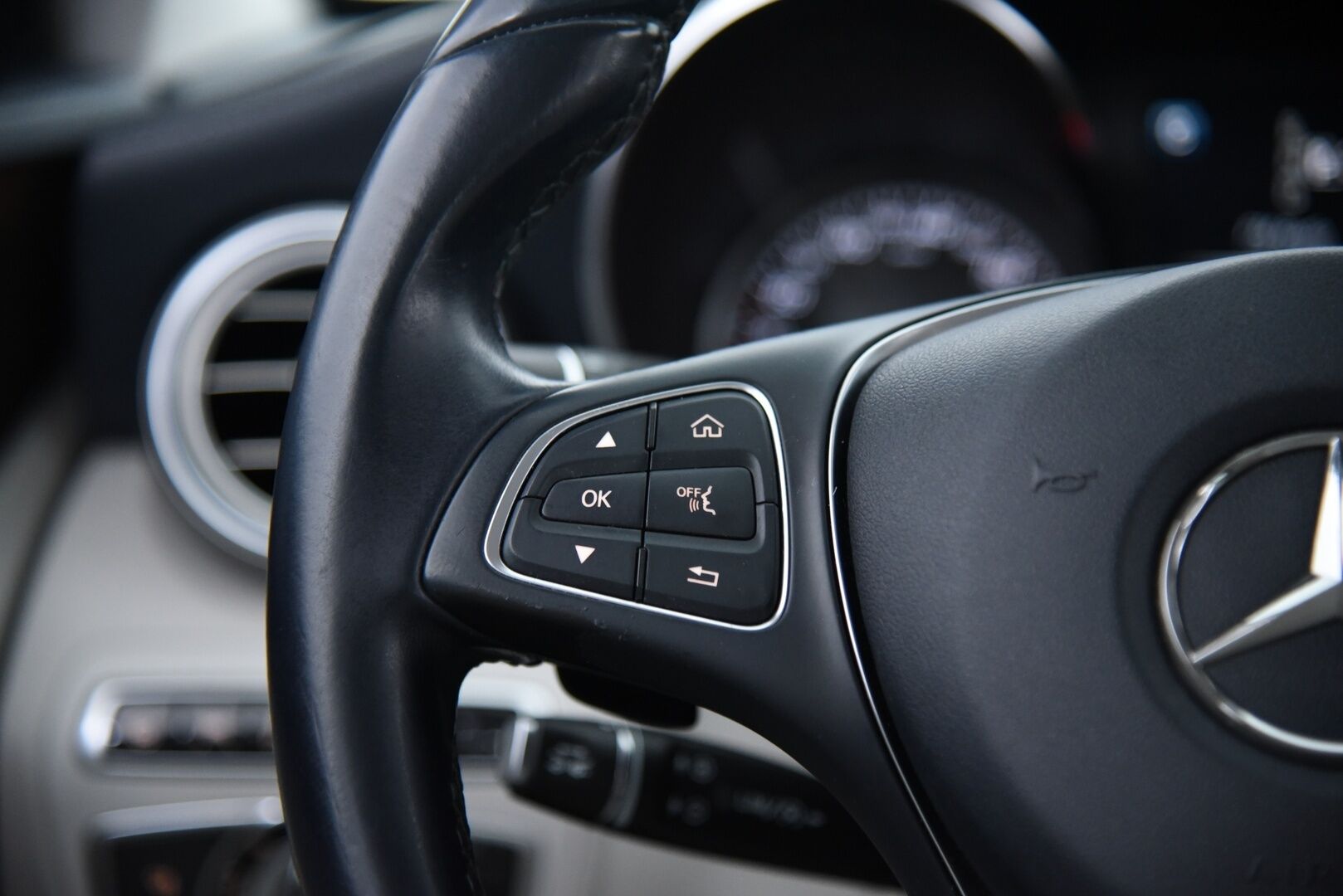 Mercedes-Benz C 2015 220 BlueTec A Premium Business / Distronic+ Q / P-kamera / Dynamic. LED / Comand Navi - Huippuvarusteltu yksilö upealla vaalella sisustalla! 