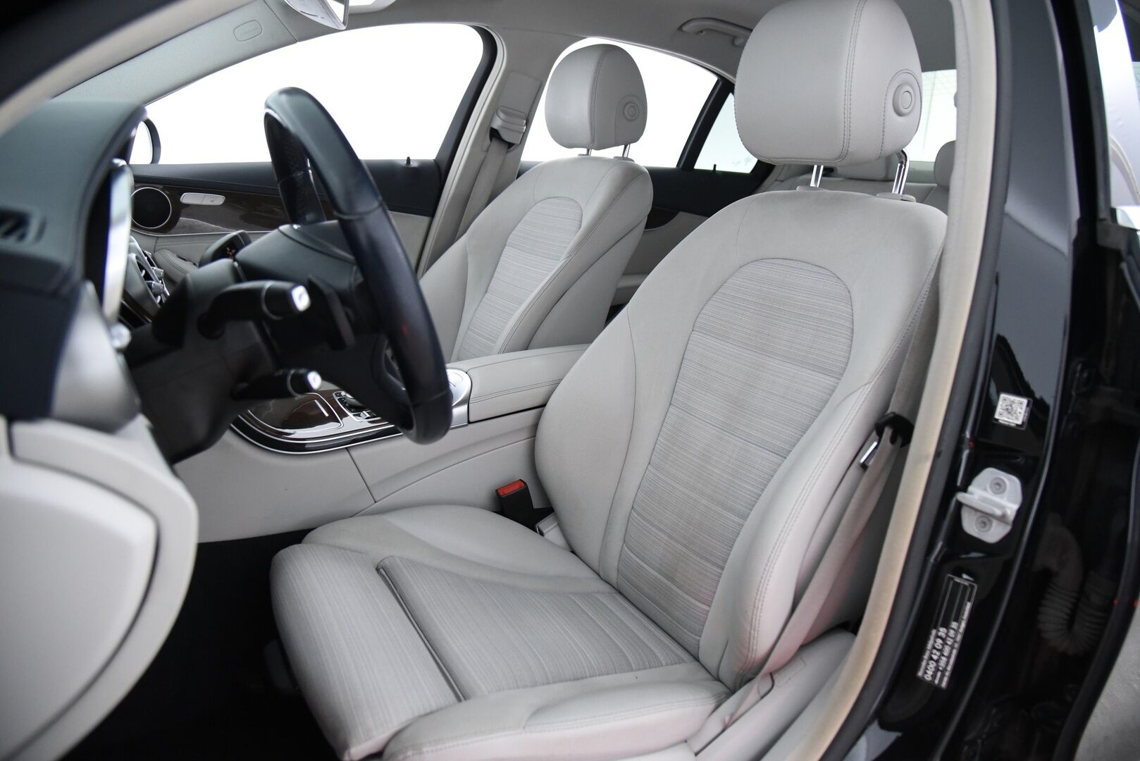 Mercedes-Benz C 2015 220 BlueTec A Premium Business / Distronic+ Q / P-kamera / Dynamic. LED / Comand Navi - Huippuvarusteltu yksilö upealla vaalella sisustalla! 
