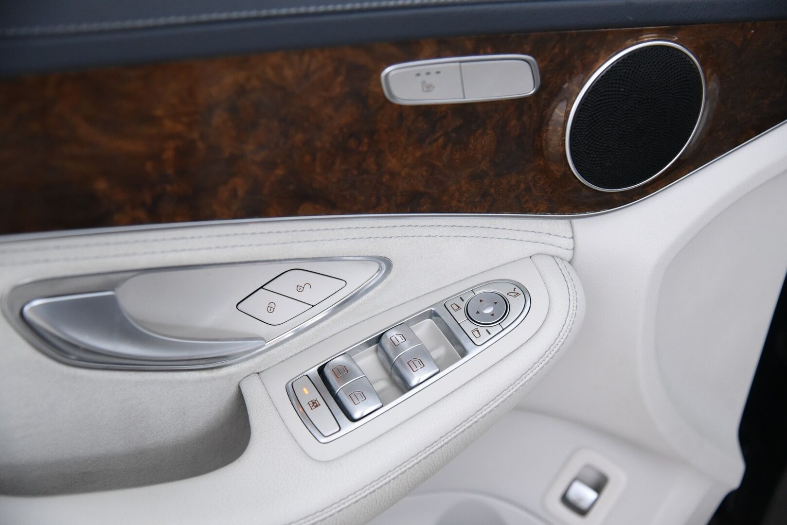 Mercedes-Benz C 2015 220 BlueTec A Premium Business / Distronic+ Q / P-kamera / Dynamic. LED / Comand Navi - Huippuvarusteltu yksilö upealla vaalella sisustalla! 