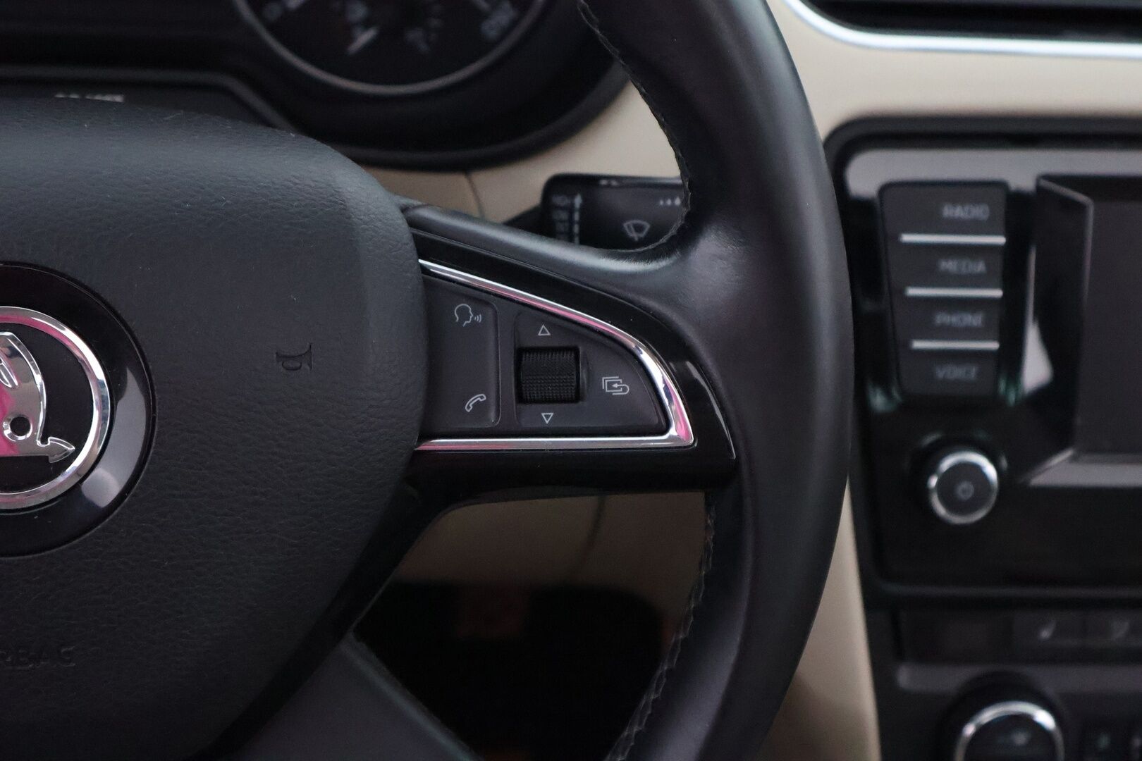 Skoda Octavia 2015 Combi 1,6 TDI 105 Elegance DSG Autom. - Suomiauto / Webasto / Panorama / Canton Premium Audio / Vetokoukku / KeylessGo / Huippuvarusteet / Jakopää tehty!