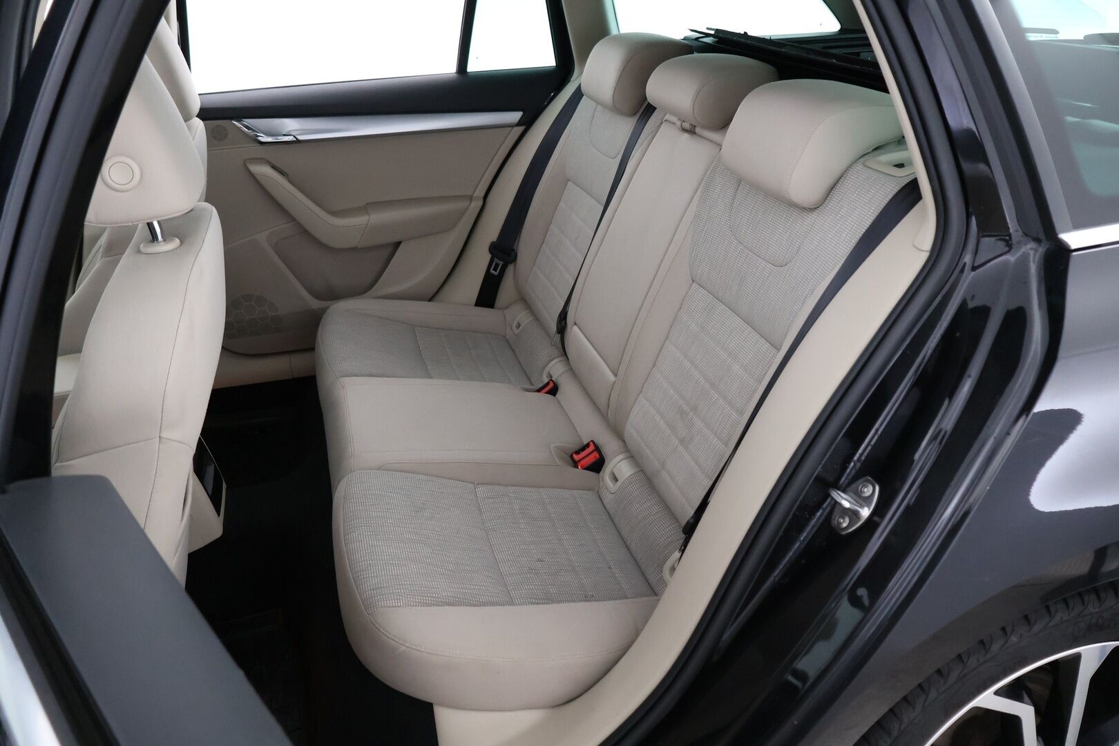 Skoda Octavia 2015 Combi 1,6 TDI 105 Elegance DSG Autom. - Suomiauto / Webasto / Panorama / Canton Premium Audio / Vetokoukku / KeylessGo / Huippuvarusteet / Jakopää tehty!