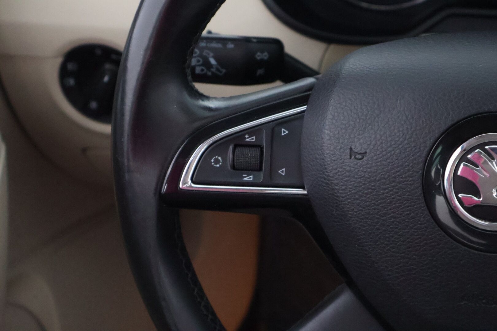 Skoda Octavia 2015 Combi 1,6 TDI 105 Elegance DSG Autom. - Suomiauto / Webasto / Panorama / Canton Premium Audio / Vetokoukku / KeylessGo / Huippuvarusteet / Jakopää tehty!
