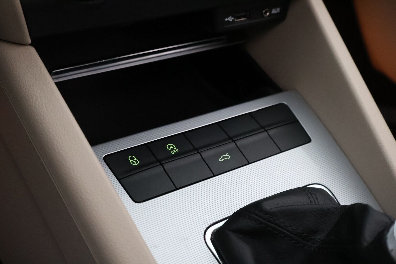 Skoda Octavia 2015 Combi 1,6 TDI 105 Elegance DSG Autom. - Suomiauto / Webasto / Panorama / Canton Premium Audio / Vetokoukku / KeylessGo / Huippuvarusteet / Jakopää tehty!