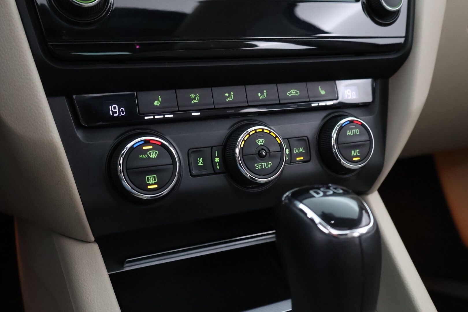 Skoda Octavia 2015 Combi 1,6 TDI 105 Elegance DSG Autom. - Suomiauto / Webasto / Panorama / Canton Premium Audio / Vetokoukku / KeylessGo / Huippuvarusteet / Jakopää tehty!