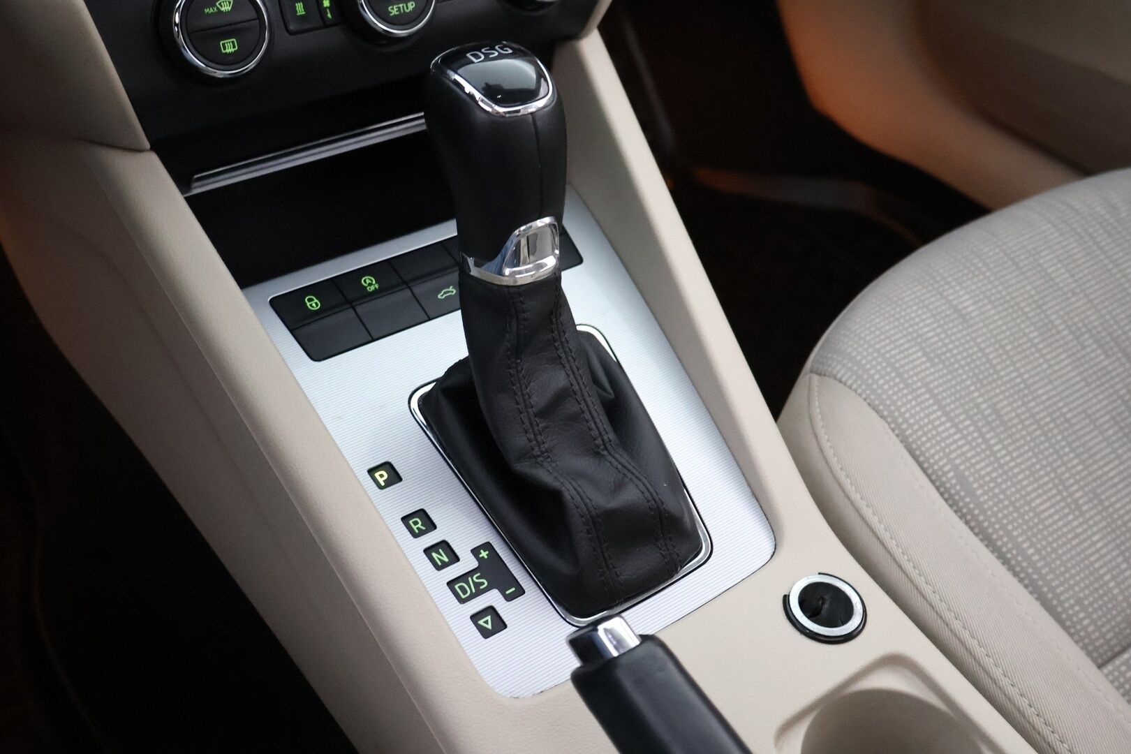 Skoda Octavia 2015 Combi 1,6 TDI 105 Elegance DSG Autom. - Suomiauto / Webasto / Panorama / Canton Premium Audio / Vetokoukku / KeylessGo / Huippuvarusteet / Jakopää tehty!