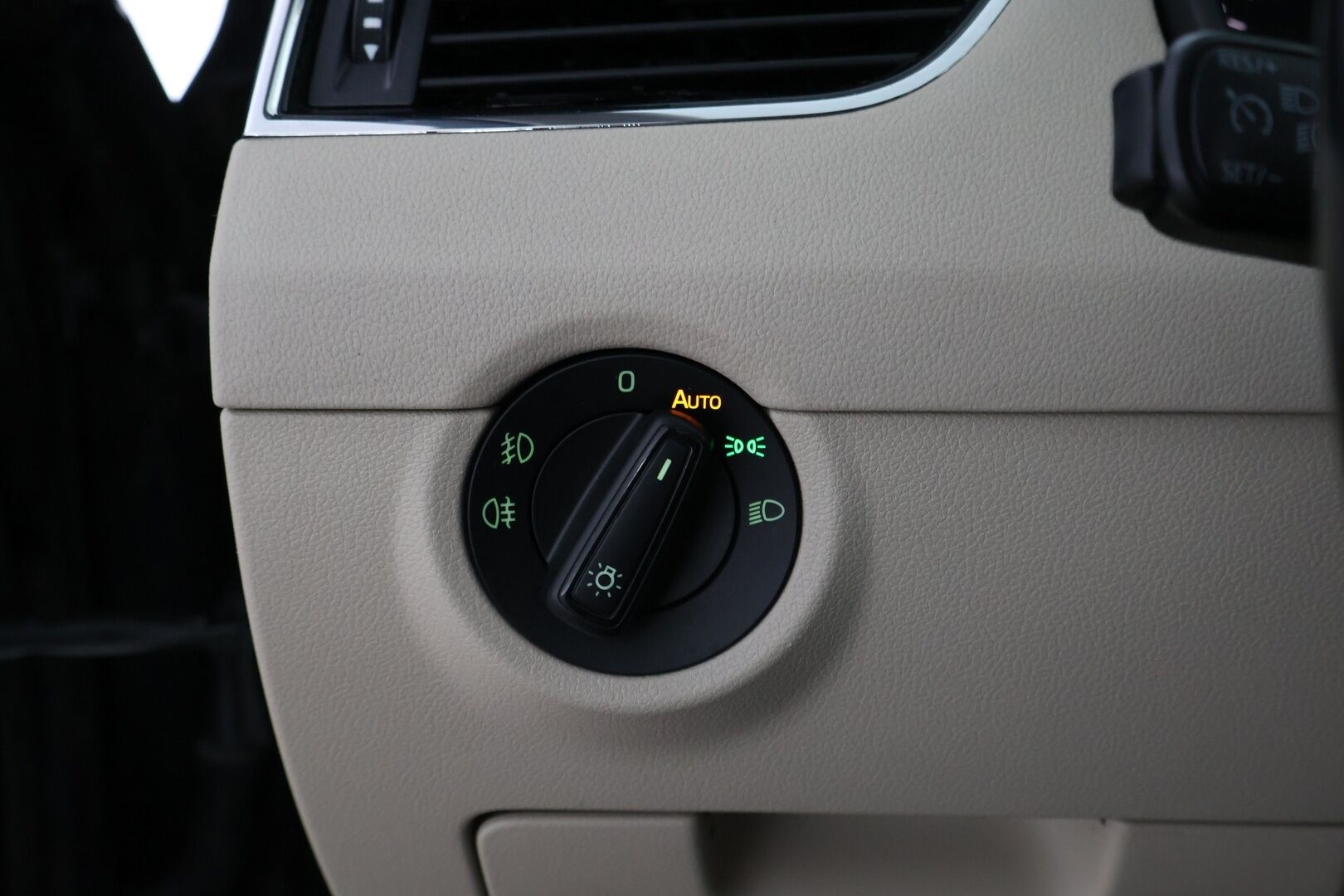 Skoda Octavia 2015 Combi 1,6 TDI 105 Elegance DSG Autom. - Suomiauto / Webasto / Panorama / Canton Premium Audio / Vetokoukku / KeylessGo / Huippuvarusteet / Jakopää tehty!