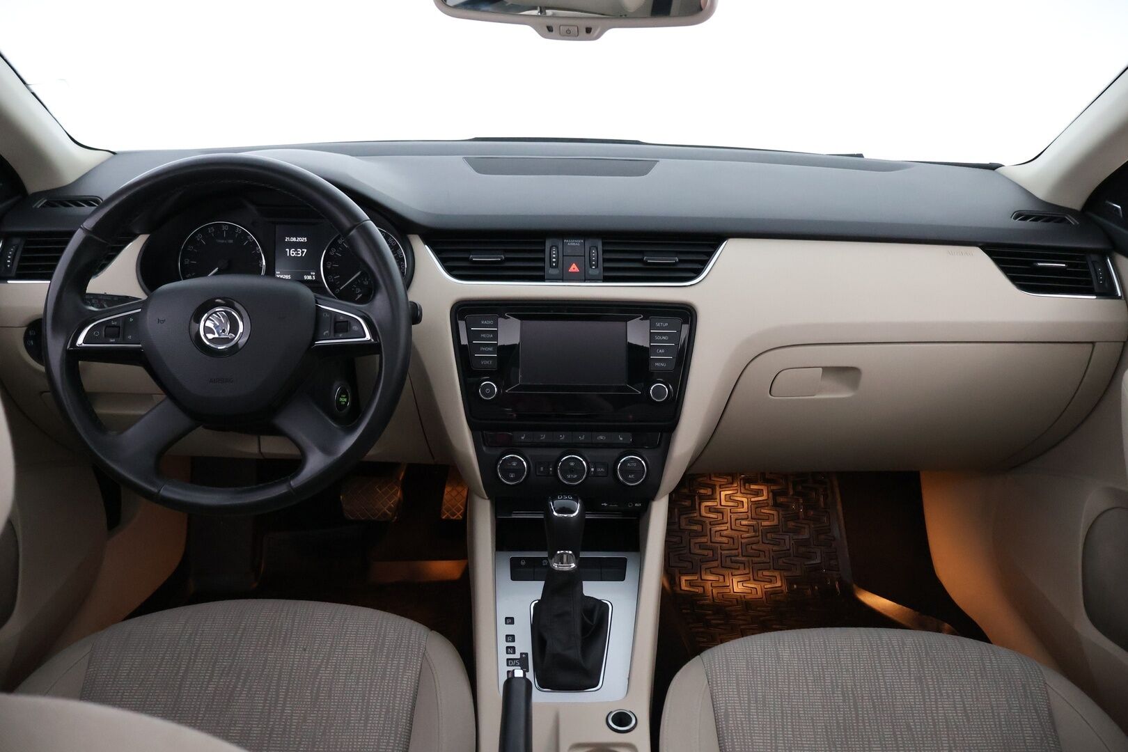 Skoda Octavia 2015 Combi 1,6 TDI 105 Elegance DSG Autom. - Suomiauto / Webasto / Panorama / Canton Premium Audio / Vetokoukku / KeylessGo / Huippuvarusteet / Jakopää tehty!