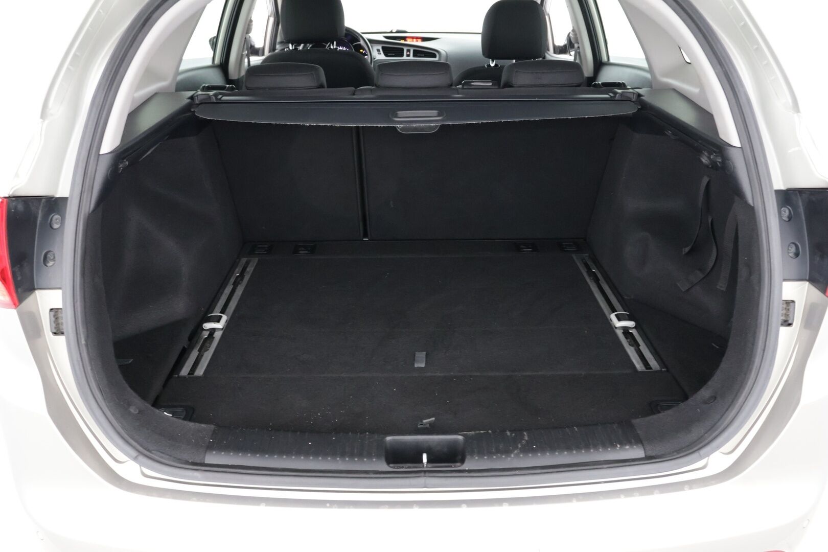 Kia cee'd 2015 1,6 EX SW DCT A/T - | Monitoimiratti vaihteilla | Merkkiliikkeen huoltohistoria | Vetokoukku