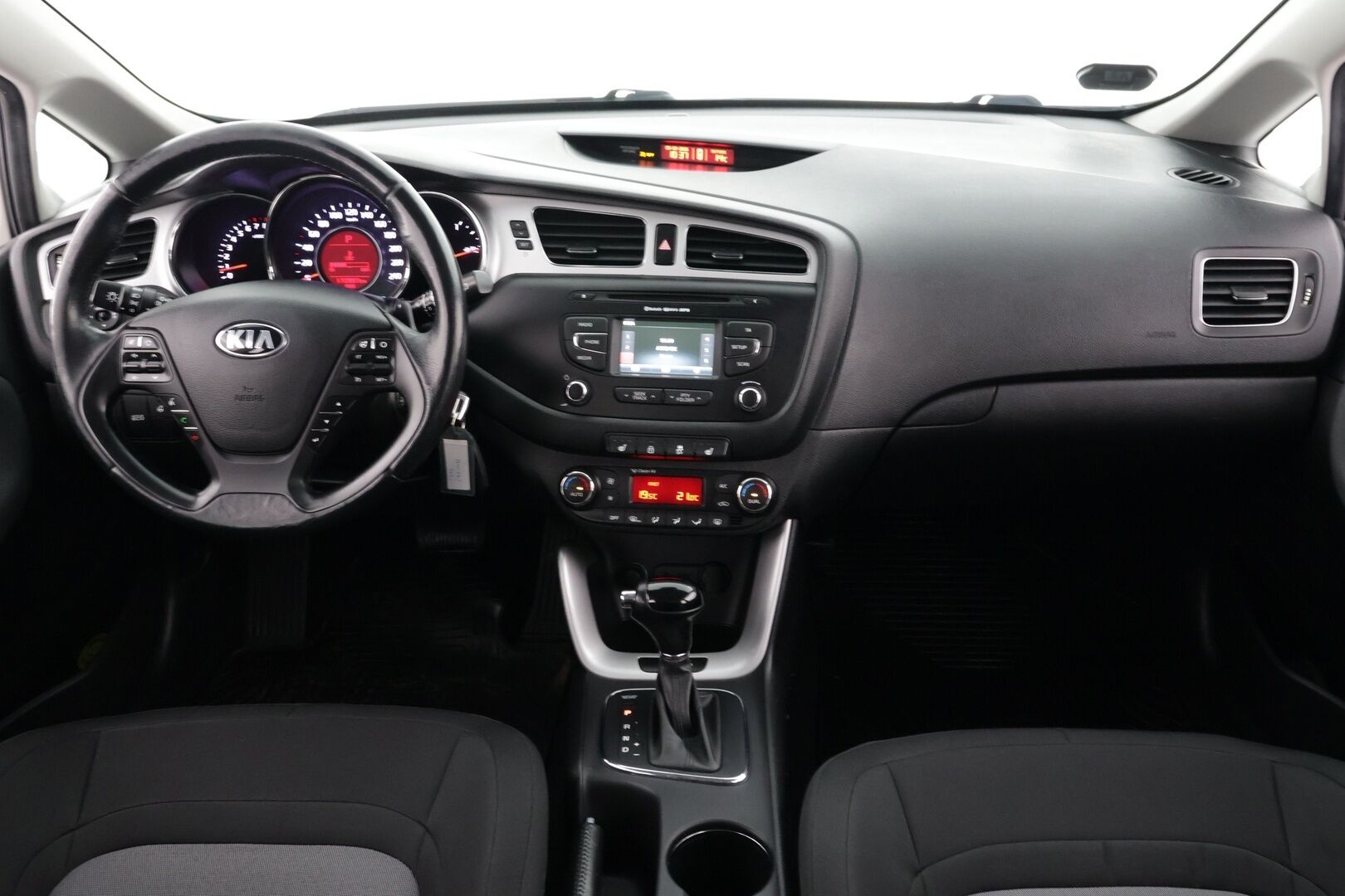 Kia cee'd 2015 1,6 EX SW DCT A/T - | Monitoimiratti vaihteilla | Merkkiliikkeen huoltohistoria | Vetokoukku