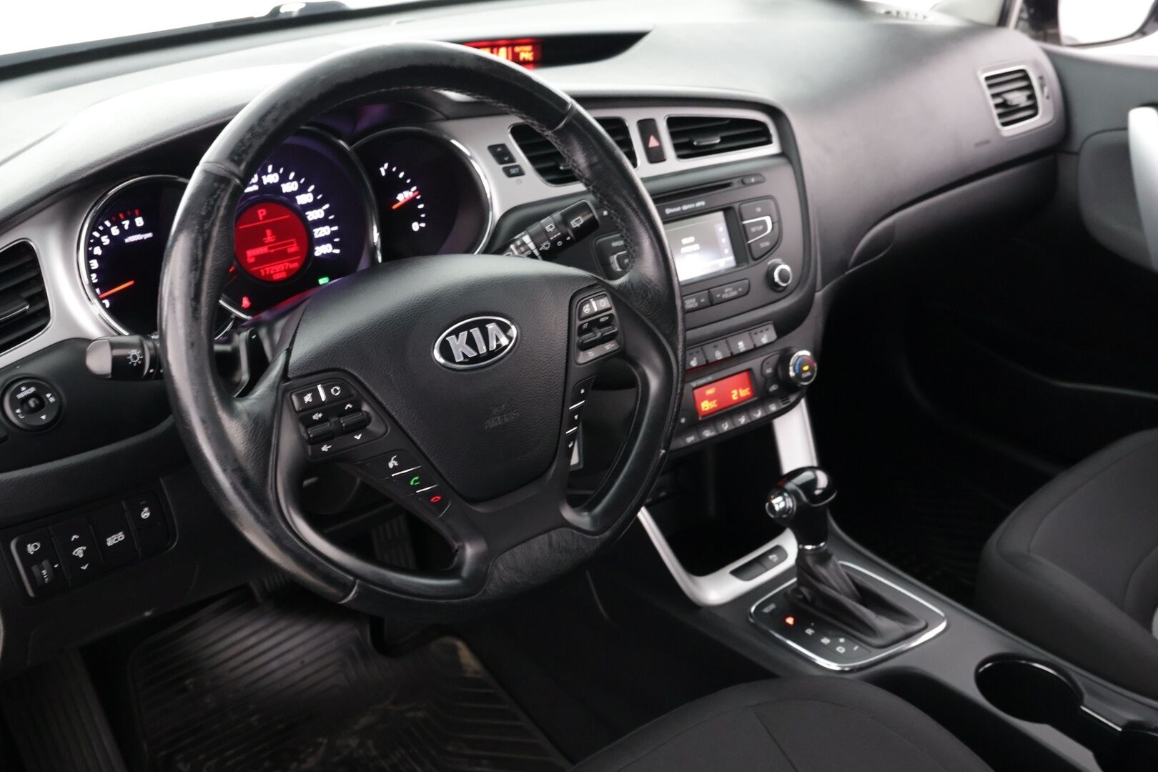 Kia cee'd 2015 1,6 EX SW DCT A/T - | Monitoimiratti vaihteilla | Merkkiliikkeen huoltohistoria | Vetokoukku
