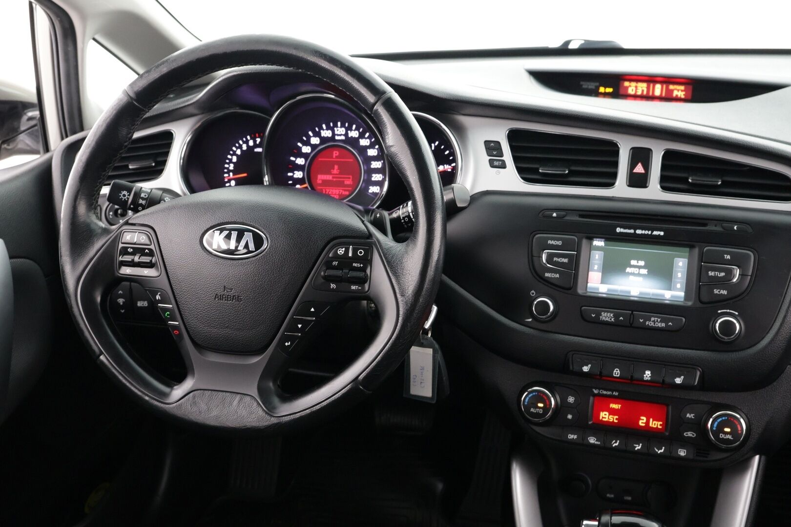 Kia cee'd 2015 1,6 EX SW DCT A/T - | Monitoimiratti vaihteilla | Merkkiliikkeen huoltohistoria | Vetokoukku