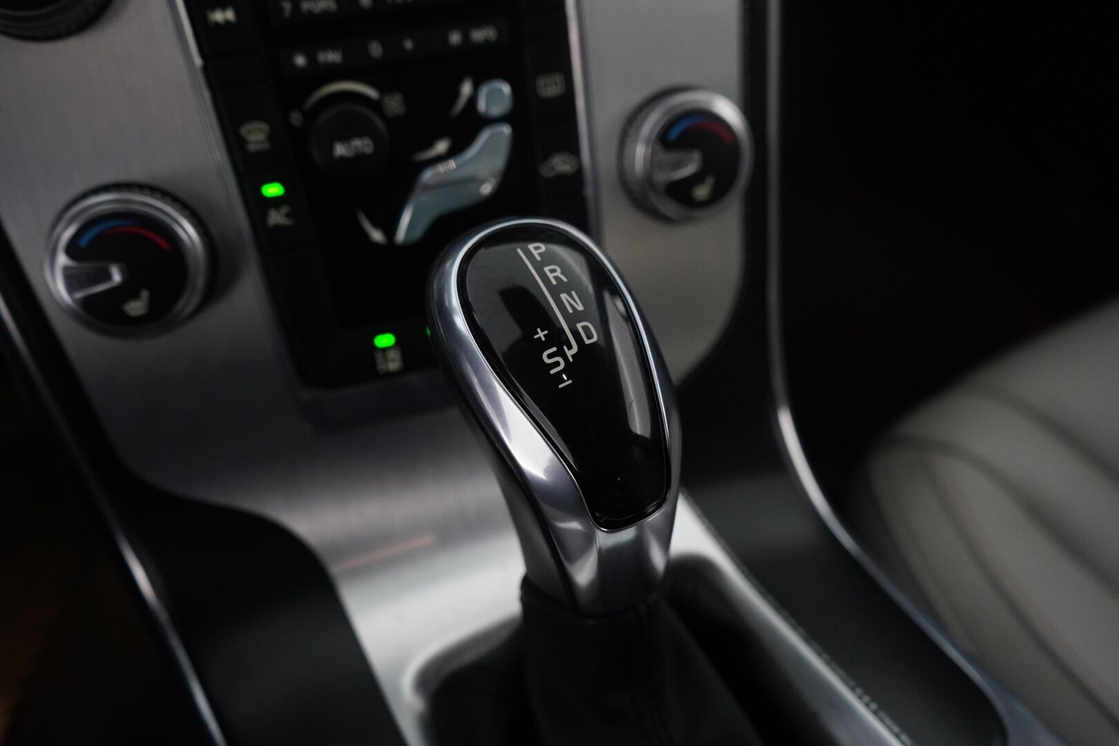 Volvo V60 2015 D4 Ocean Race Business aut *Acc / Webasto / Digimittari / Blis / Nahkasisusta / Voc / Nav / Bt* - Kahdet vanteet / Suomi-auto / Hyvät huollot