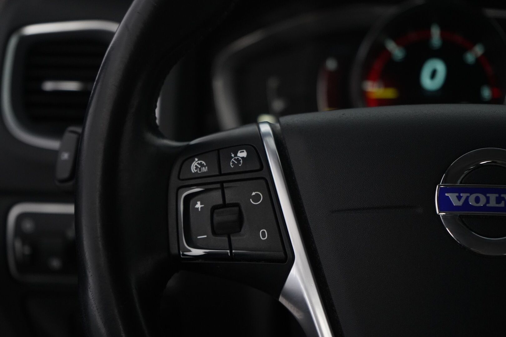 Volvo V60 2015 D4 Ocean Race Business aut *Acc / Webasto / Digimittari / Blis / Nahkasisusta / Voc / Nav / Bt* - Kahdet vanteet / Suomi-auto / Hyvät huollot