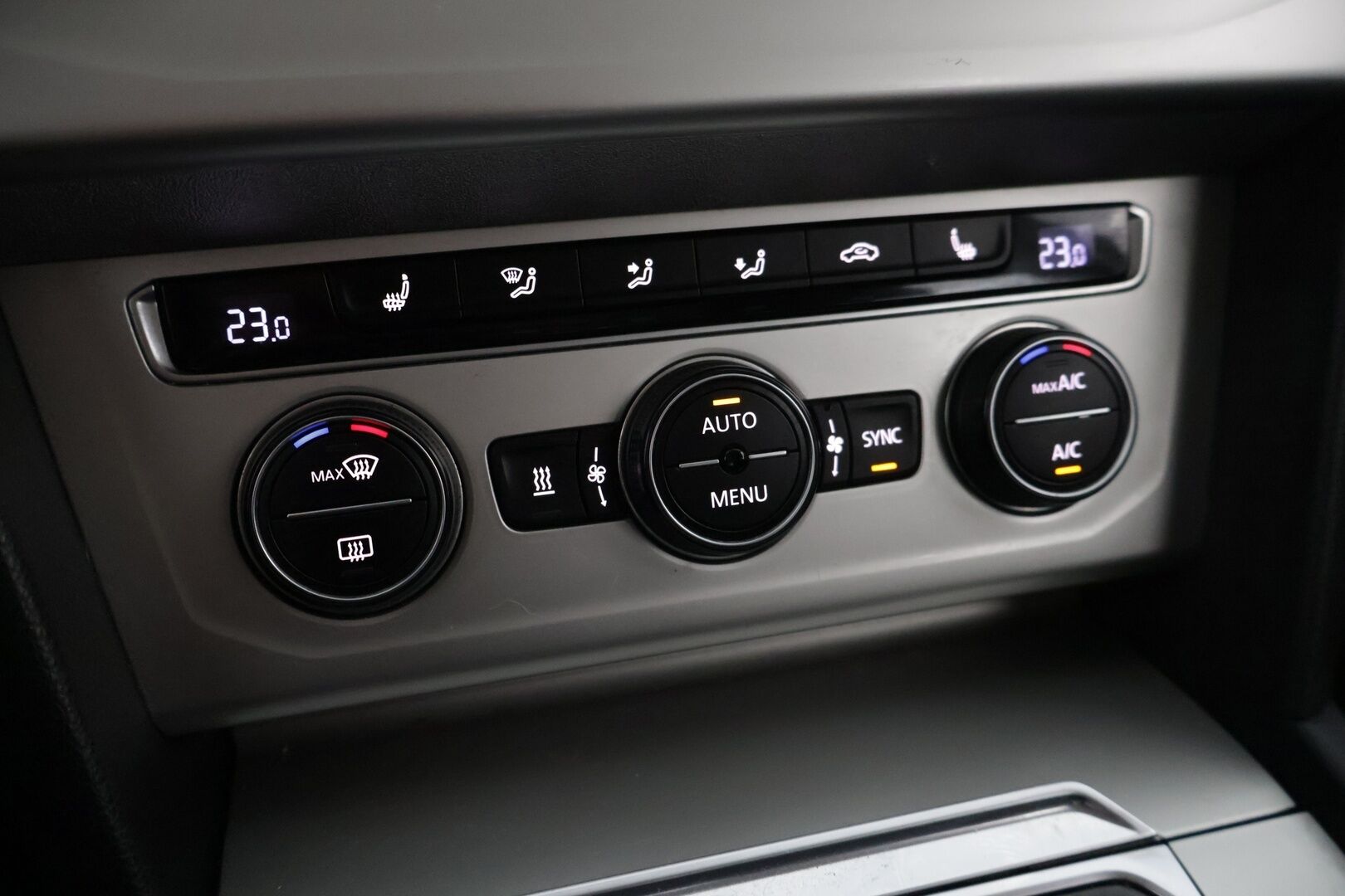 Volkswagen Passat 2015 Variant Comfortline 1,6 TDI 88 kW (120 hv) BlueMotion Technology  * YritysOutlet - Myydään vain yrityksille / Webasto * - YritysOutlet - Myydään vain yrityksille / Vetokoukku / Sähkökontti / Katsastus 02/2027