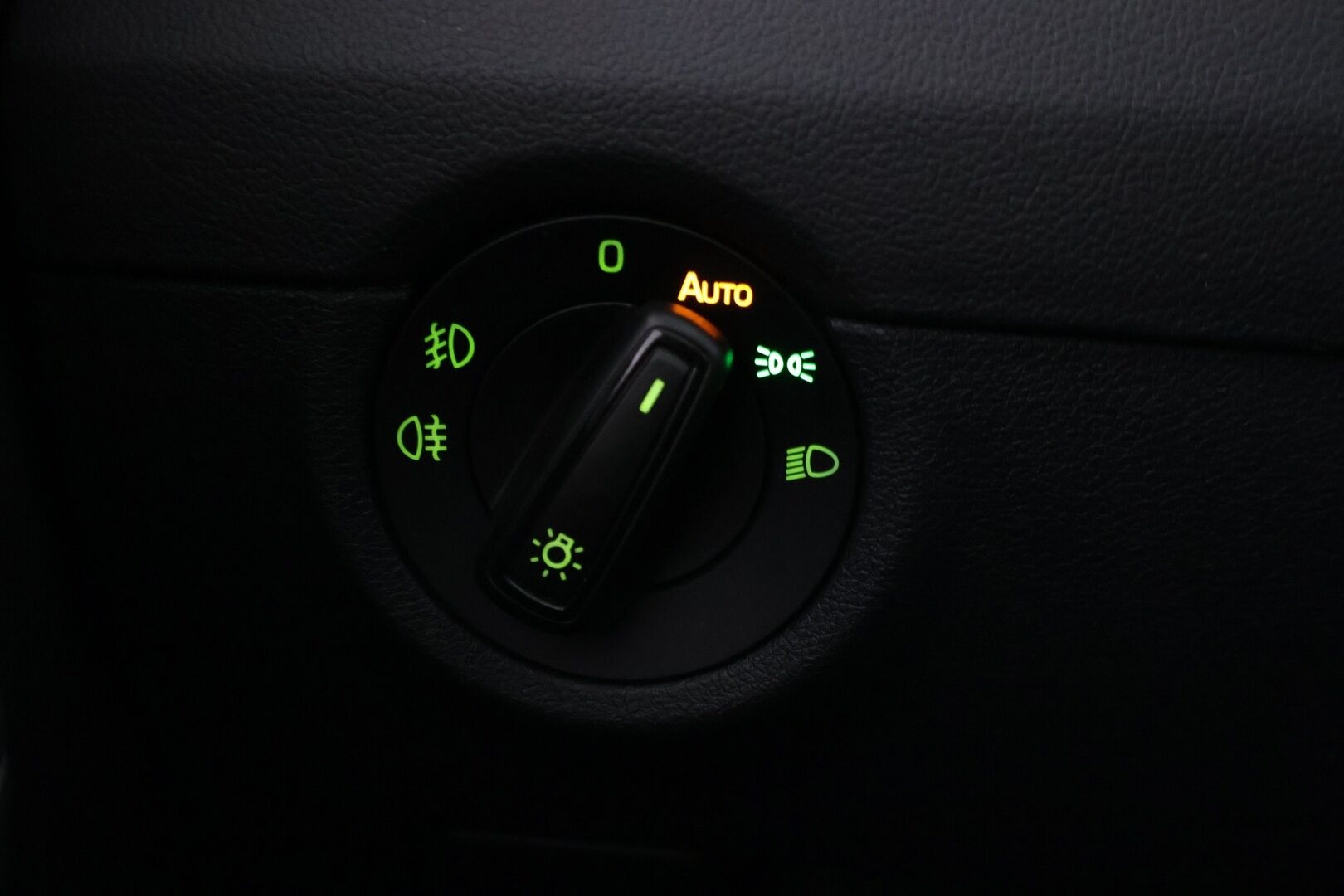 Skoda Octavia 2015 Combi 1,4 TSI Elegance DSG Autom. * Suomi-auto / Vakkari / Sähkökontti / Kessy * - * JUURI KATSASTETTU / 2x Renkaat & Vanteet / Hyvä huoltohistoria * - HULLUT AVAJAISHULINAT KORKOTARJOUS 3,29 %