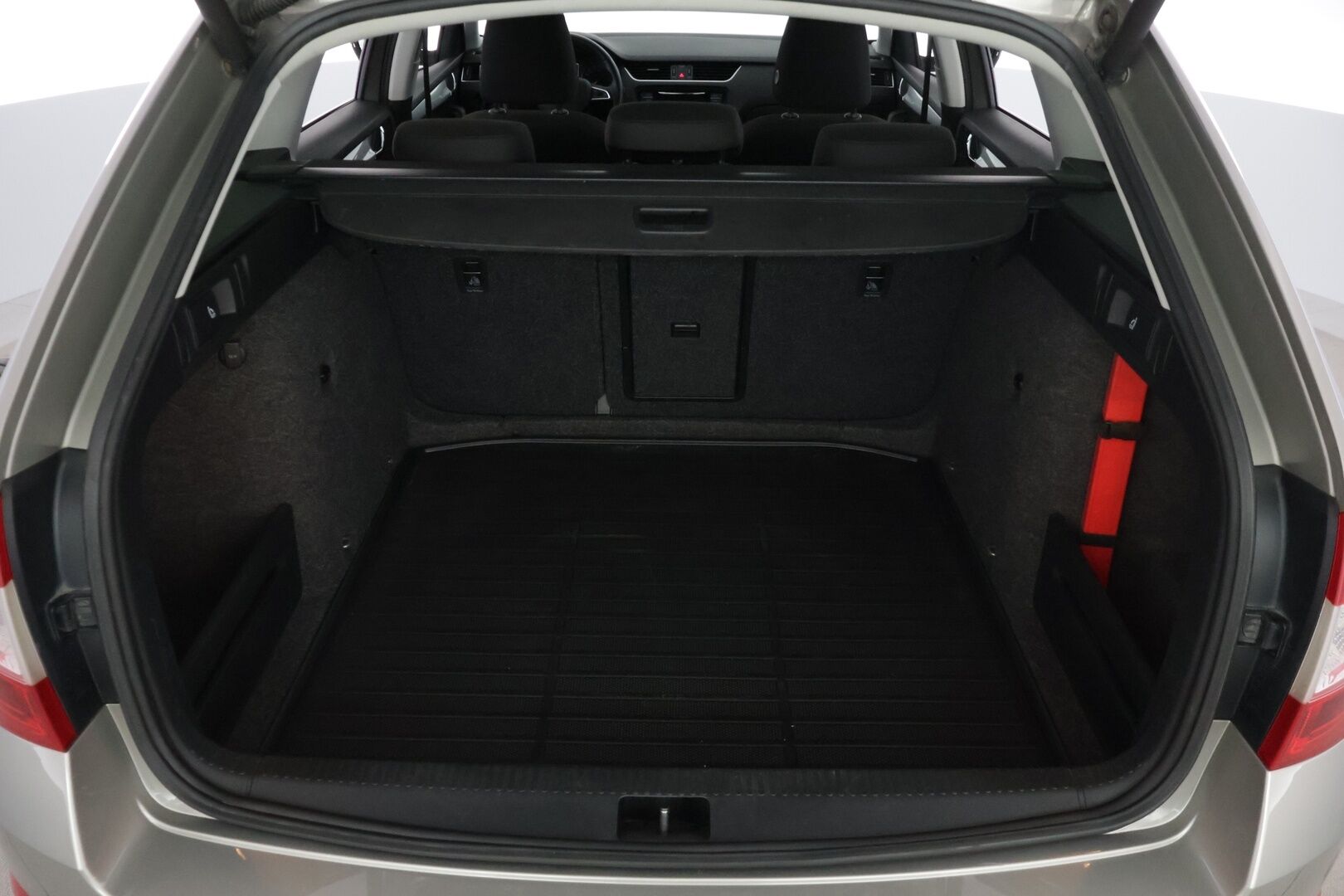 Skoda Octavia 2015 Combi 1,4 TSI Elegance DSG Autom. * Suomi-auto / Vakkari / Sähkökontti / Kessy * - * JUURI KATSASTETTU / 2x Renkaat & Vanteet / Hyvä huoltohistoria * - HULLUT AVAJAISHULINAT KORKOTARJOUS 3,29 %