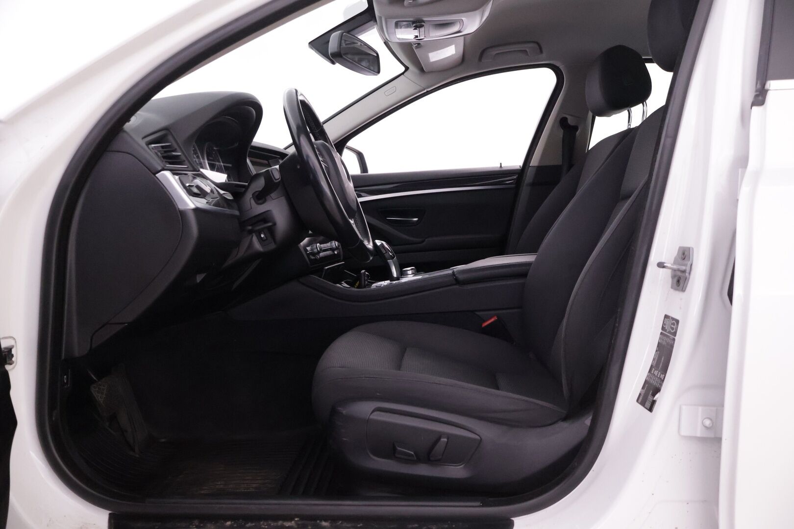 BMW 520 2015 F10 Sedan 520d A Business - Suomiauto | Lohko | KeylessGo | Vakkari | Kahdet renkaat 