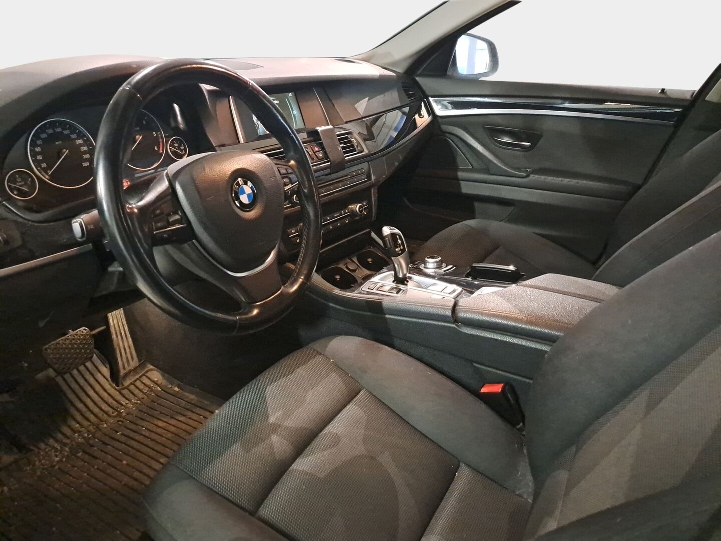 BMW 520 2015 F10 Sedan 520d A Business *Lohko / KeylessGo / Vakionopeudensäädin / Kahdet renkaat!* - Suomi-auto / Siisti kuntoinen! 