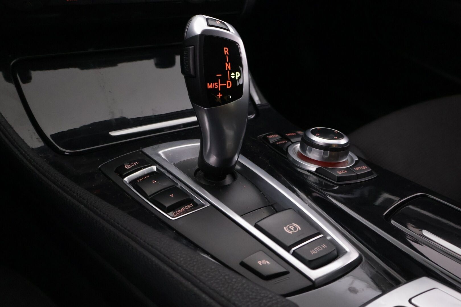 BMW 520 2015 F10 Sedan 520d A Business - Suomiauto | Lohko | KeylessGo | Vakkari | Kahdet renkaat 