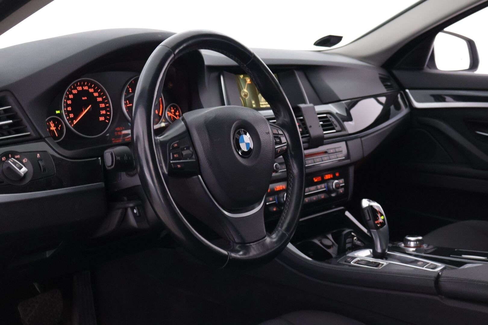 BMW 520 2015 F10 Sedan 520d A Business - Suomiauto | Lohko | KeylessGo | Vakkari | Kahdet renkaat 