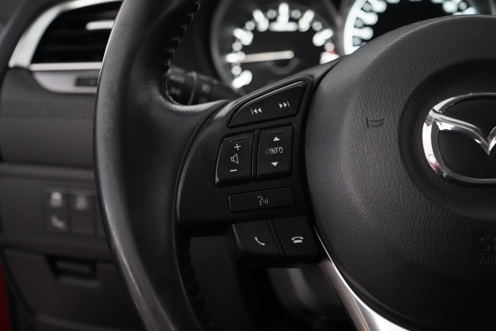 Mazda 6 2015 Sport Wagon 2,0 (145) SKYACTIV-G Premium Plus * Vakkari / Lohko / Tutkat / Penkinlämmittimet / Bluetooth * - Suomi-auto / Merkkihuollettu / Juuri katsastettu / Kahdet OEM vanteet