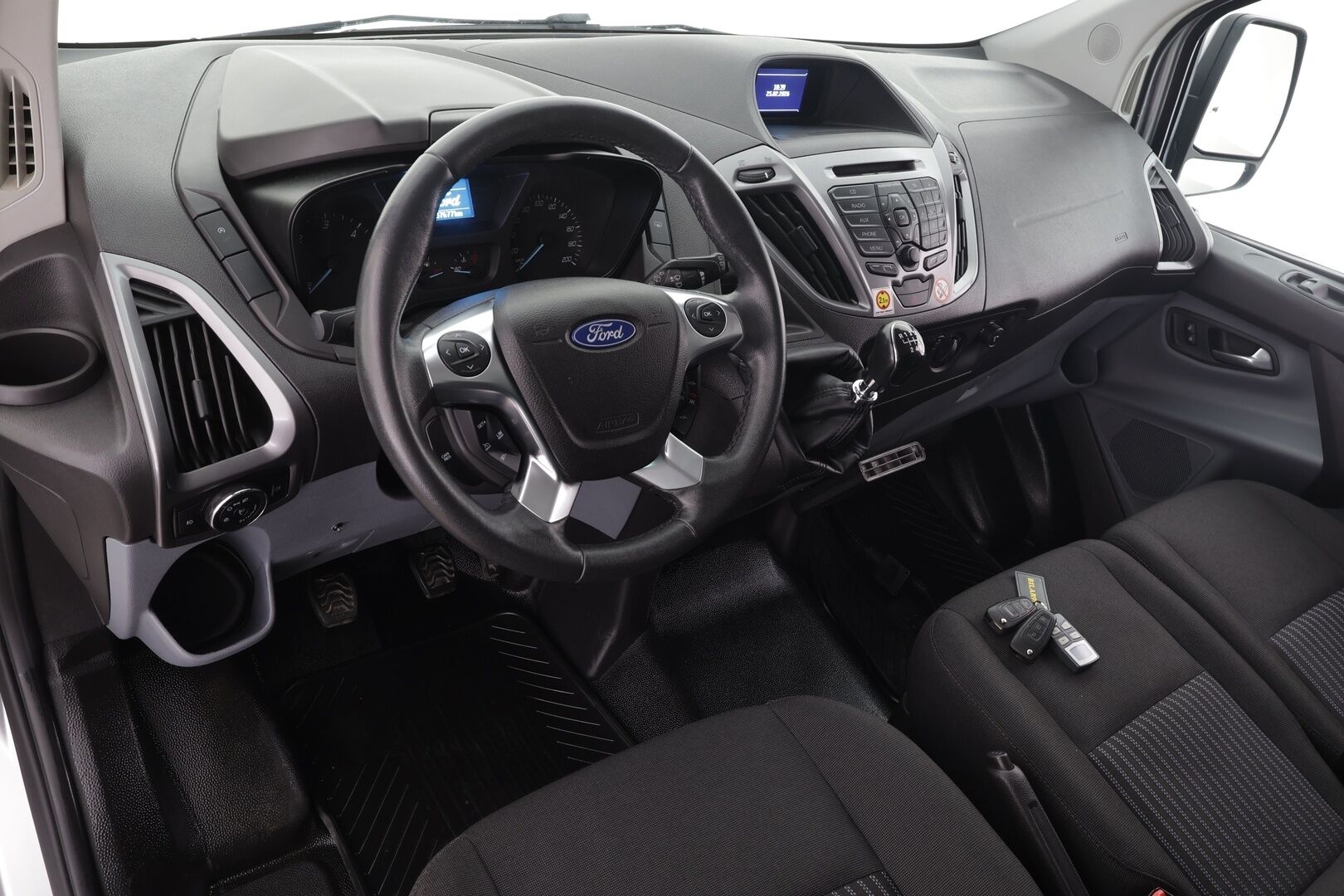 Ford TOURNEO CUSTOM 2014 310 2,2TDCi 125 hv Trend M6 Kombi M1 L2H2 FWD 9-P - * Webasto | Bluetooth | Vakkari | Ilmastointi | Lectican sisusta | Merkkihuollot | Kahdet renkaat *