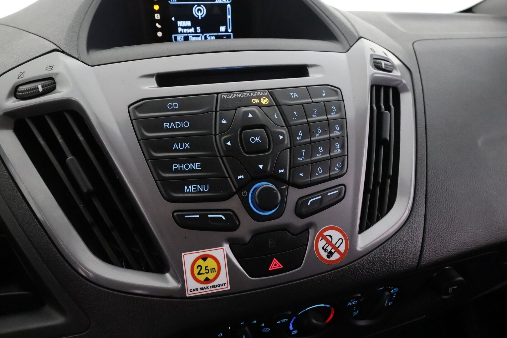 Ford TOURNEO CUSTOM 2014 310 2,2TDCi 125 hv Trend M6 Kombi M1 L2H2 FWD 9-P * Webasto / Bluetooth / Vakkari / Ilmastointi * - Merkkihuollot / Kahdet renkaat - HULLUT AVAJAISHULINAT KORKOTARJOUS 3,29 %