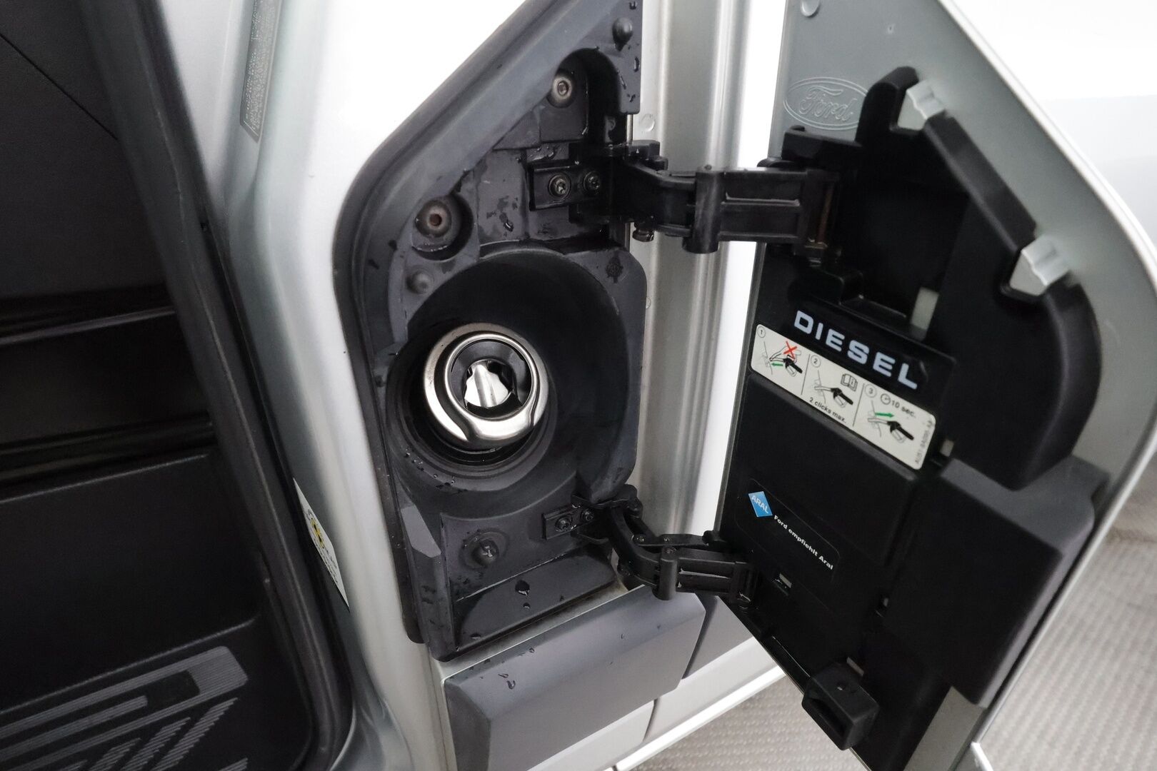 Ford TOURNEO CUSTOM 2014 310 2,2TDCi 125 hv Trend M6 Kombi M1 L2H2 FWD 9-P * Webasto / Bluetooth / Vakkari / Ilmastointi * - Merkkihuollot / Kahdet renkaat