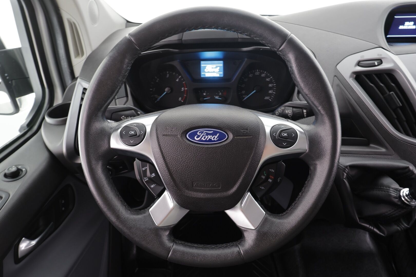 Ford TOURNEO CUSTOM 2014 310 2,2TDCi 125 hv Trend M6 Kombi M1 L2H2 FWD 9-P * Webasto / Bluetooth / Vakkari / Ilmastointi * - Merkkihuollot / Kahdet renkaat