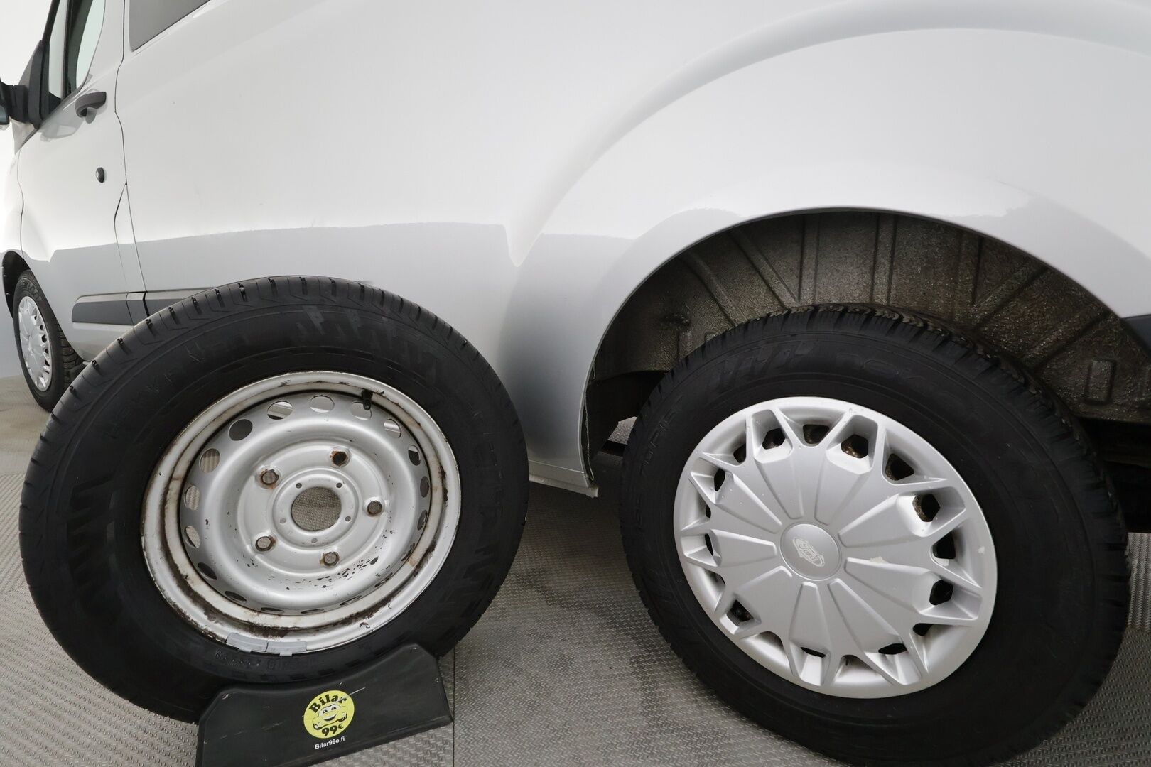 Ford TOURNEO CUSTOM 2014 310 2,2TDCi 125 hv Trend M6 Kombi M1 L2H2 FWD 9-P * Webasto / Bluetooth / Vakkari / Ilmastointi * - Merkkihuollot / Kahdet renkaat - HULLUT AVAJAISHULINAT KORKOTARJOUS 3,29 %