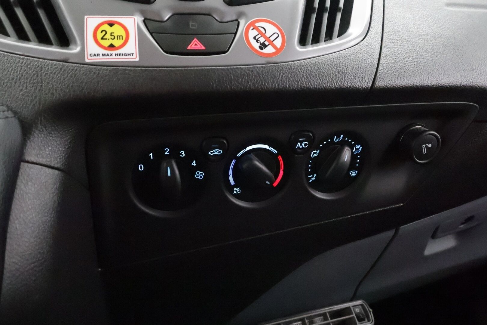 Ford TOURNEO CUSTOM 2014 310 2,2TDCi 125 hv Trend M6 Kombi M1 L2H2 FWD 9-P * Webasto / Bluetooth / Vakkari / Ilmastointi * - Merkkihuollot / Kahdet renkaat - HULLUT AVAJAISHULINAT KORKOTARJOUS 3,29 %