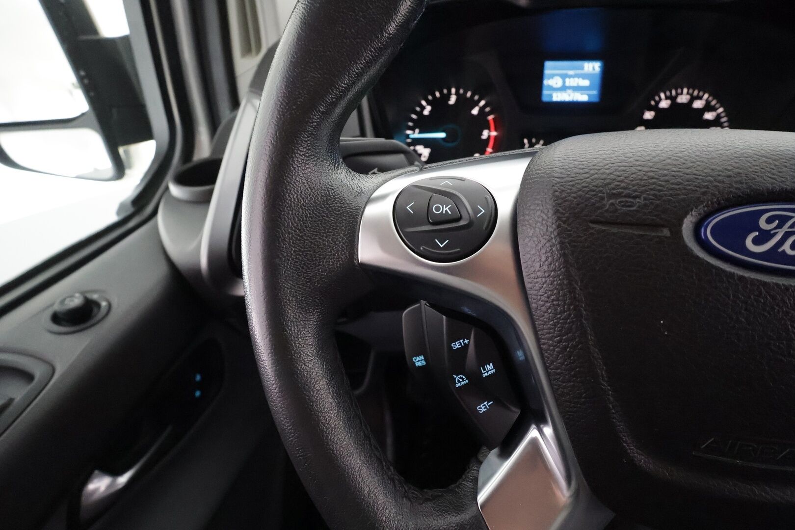 Ford TOURNEO CUSTOM 2014 310 2,2TDCi 125 hv Trend M6 Kombi M1 L2H2 FWD 9-P - * Webasto | Bluetooth | Vakkari | Ilmastointi | Lectican sisusta | Merkkihuollot | Kahdet renkaat *