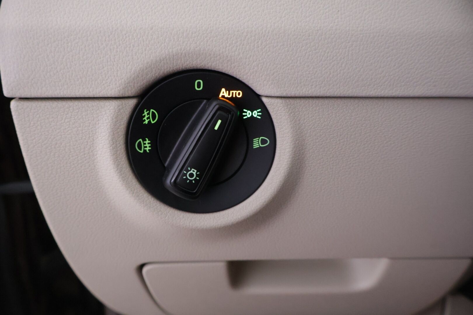 Skoda Octavia 2015 Combi 1,4 TSI Elegance - 2.om Suomi-auto | Kessy | Vakkari | Bluetooth | S.kontti | Koukku | 2x renkaat