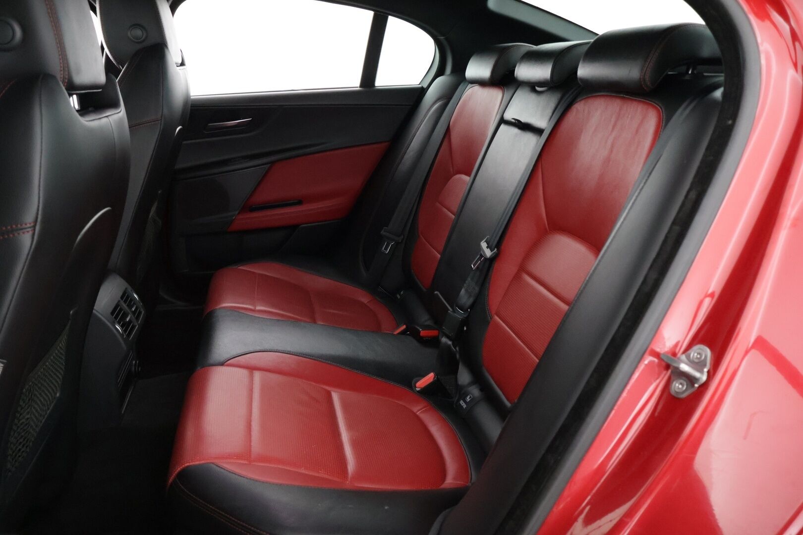 Jaguar XE 2016 20d R-Sport Aut *Webasto / Adapt. vakkari / Meridian / Punaset Nahat / Ohjauspyörän lämmitys /** Huutokaupat.com - Myydään Huutokaupat.com - *Webasto / Adapt. vakkari / Meridian / Punaset Nahat / Ohjauspyörän lämmitys / 