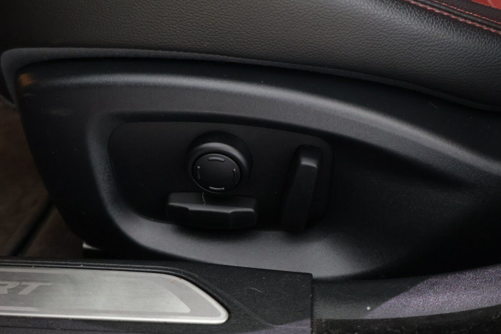 Jaguar XE 2015 20d R-Sport Aut *Webasto / Adapt. vakkari / Meridian / Punaset Nahat / Ohjauspyörän lämmitys / - *Webasto / Adapt. vakkari / Meridian / Punaset Nahat / Ohjauspyörän lämmitys / 