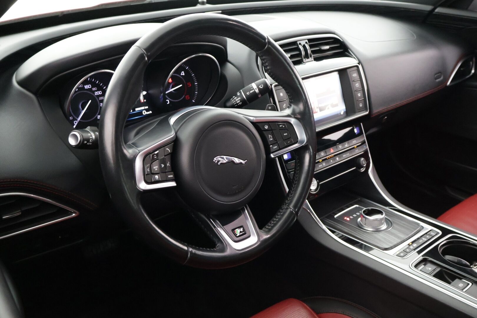 Jaguar XE 2016 20d R-Sport Aut *Webasto / Adapt. vakkari / Meridian / Punaset Nahat / Ohjauspyörän lämmitys /** Huutokaupat.com - Myydään Huutokaupat.com - *Webasto / Adapt. vakkari / Meridian / Punaset Nahat / Ohjauspyörän lämmitys / 