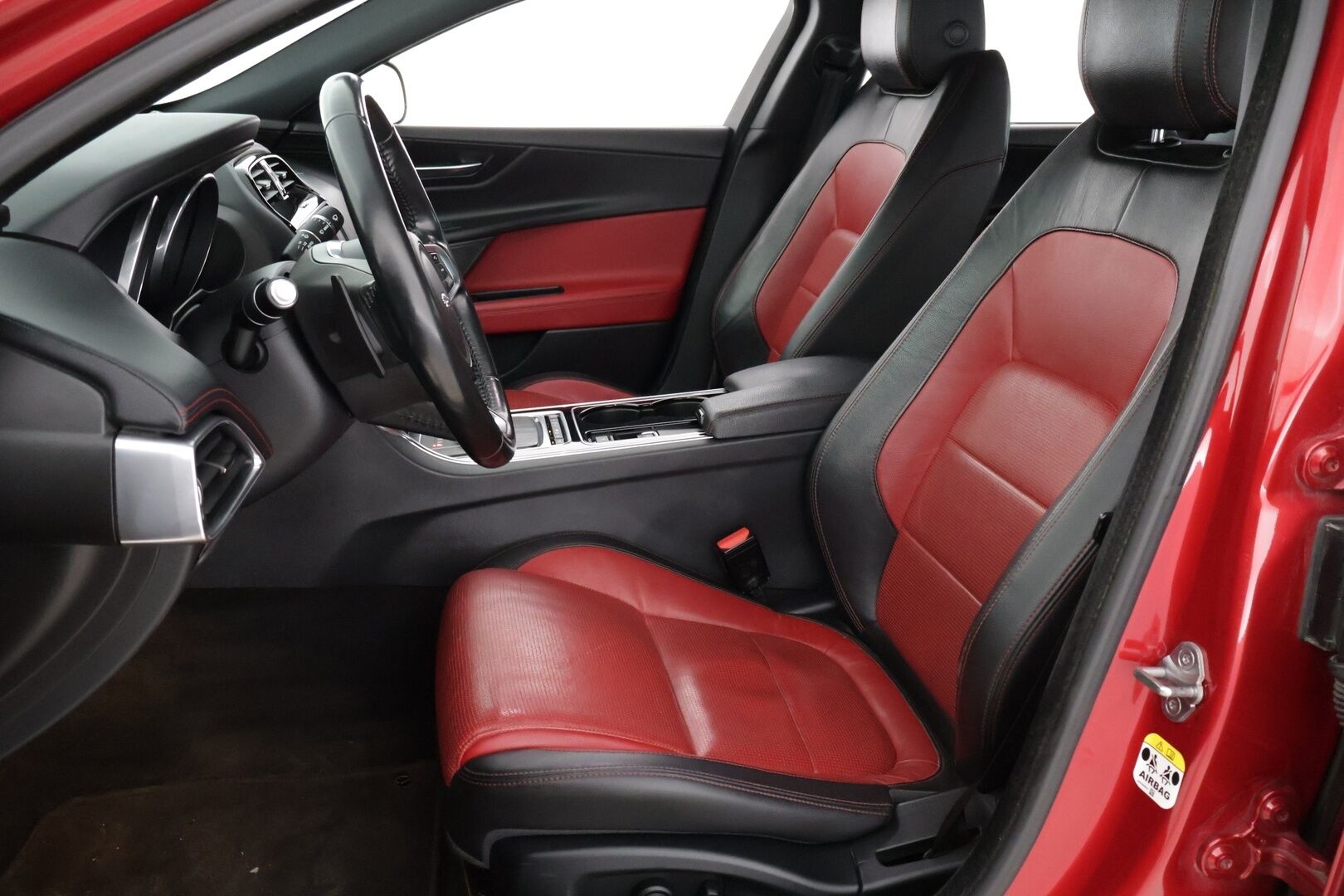 Jaguar XE 2015 20d R-Sport Aut *Webasto / Adapt. vakkari / Meridian / Punaset Nahat / Ohjauspyörän lämmitys / - *Webasto / Adapt. vakkari / Meridian / Punaset Nahat / Ohjauspyörän lämmitys / 