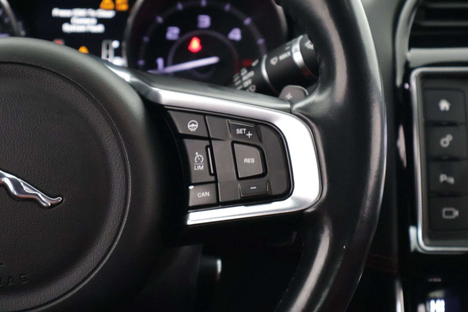 Jaguar XE 2015 20d R-Sport Aut *Webasto / Adapt. vakkari / Meridian / Punaset Nahat / Ohjauspyörän lämmitys / - *Webasto / Adapt. vakkari / Meridian / Punaset Nahat / Ohjauspyörän lämmitys / 