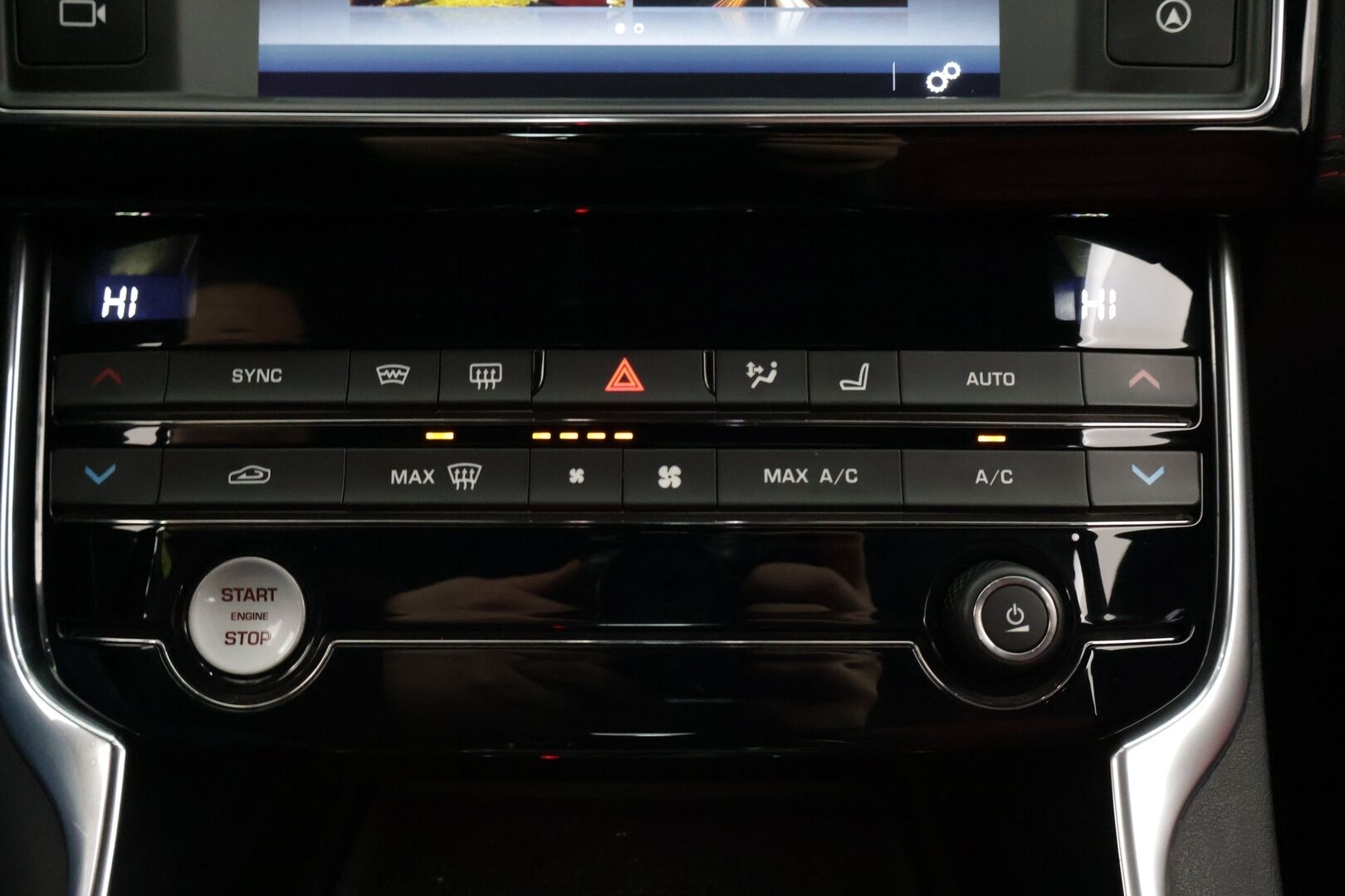 Jaguar XE 2015 20d R-Sport Aut *Webasto / Adapt. vakkari / Meridian / Punaset Nahat / Ohjauspyörän lämmitys / - *Webasto / Adapt. vakkari / Meridian / Punaset Nahat / Ohjauspyörän lämmitys / 