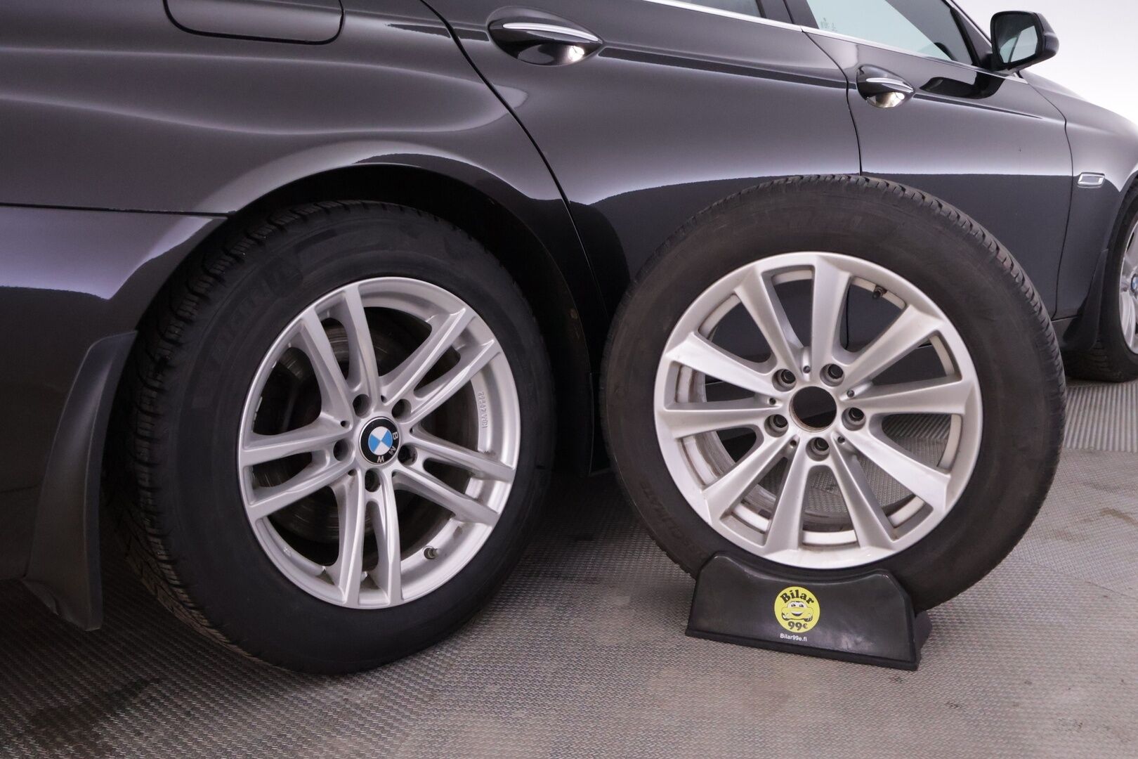 BMW 520 2015 F10 Sedan 520d A Business *ACC / Navi / Vaaleat comfortnahat / HUD / S.ratti / S.penkit / Navi / P.kamera* - Upeasti varusteltu Suomi-auto / Ei Adblueta / Michelin renkain! - HULLU BLACKWEEK KORKOTARJOUS 2,49%