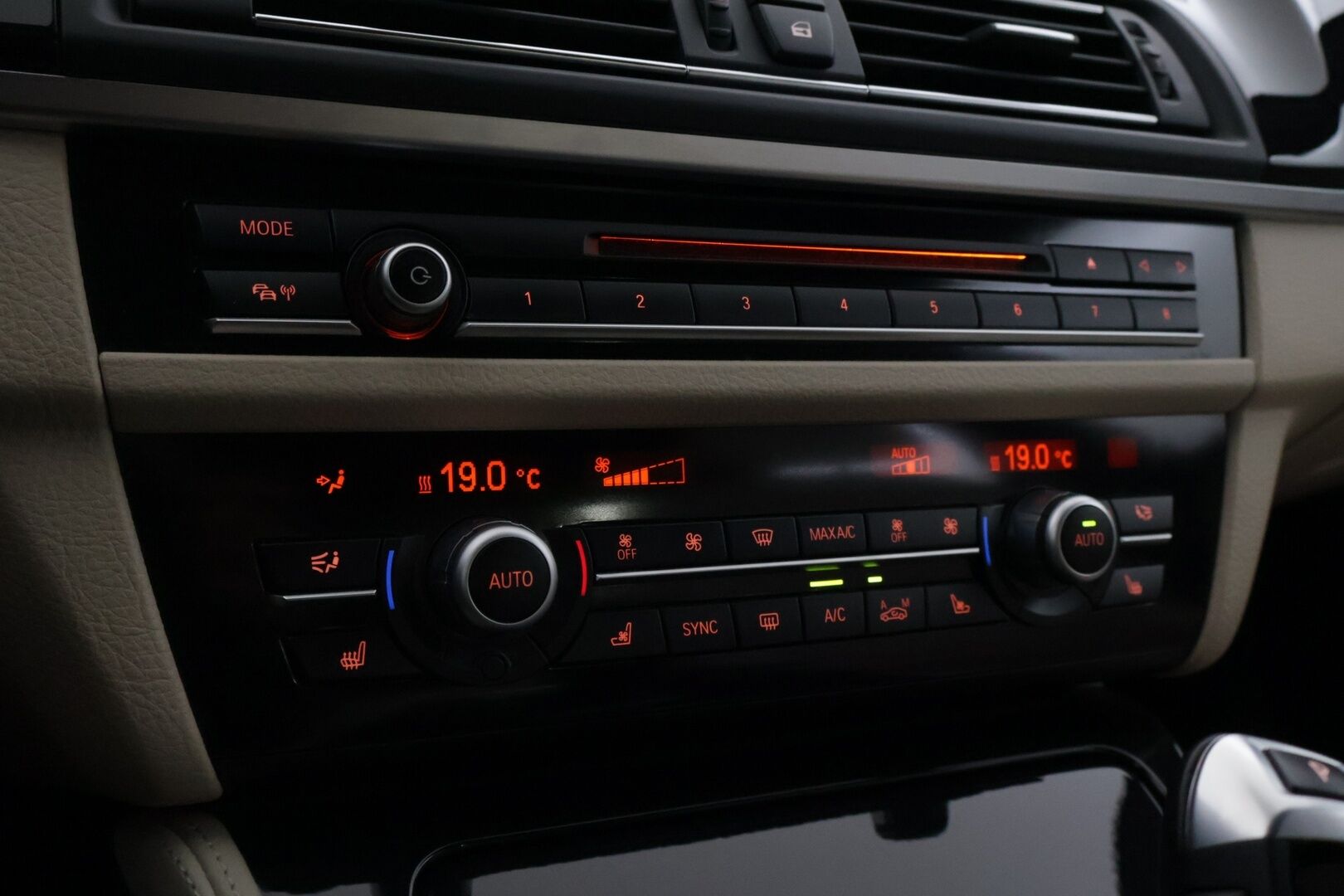 BMW 520 2015 F10 Sedan 520d A Business *ACC / Navi / Vaaleat comfortnahat / HUD / S.ratti / S.penkit / Navi / P.kamera* - Upeasti varusteltu Suomi-auto / Ei Adblueta / Michelin renkain! - HULLU BLACKWEEK KORKOTARJOUS 2,49%