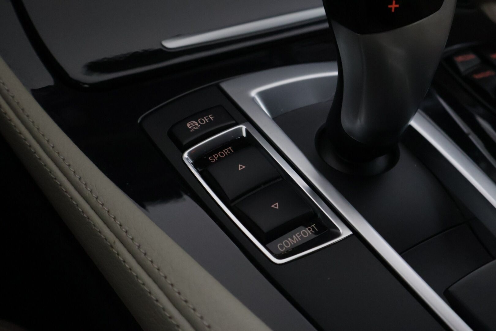 BMW 520 2015 F10 Sedan 520d A Business *ACC / Navi / Vaaleat comfortnahat / HUD / S.ratti / S.penkit / Navi / P.kamera* - Upeasti varusteltu Suomi-auto / Ei Adblueta / Michelin renkain! - HULLU BLACKWEEK KORKOTARJOUS 2,49%