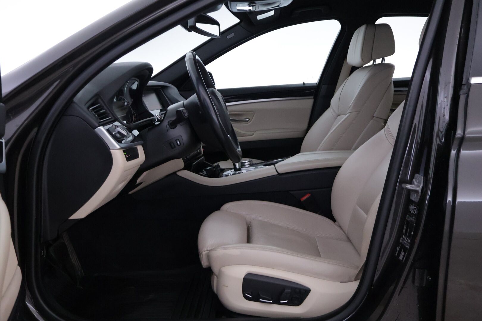 BMW 520 2015 F10 Sedan 520d A Business *ACC / Navi / Vaaleat comfortnahat / HUD / S.ratti / S.penkit / Navi / P.kamera* - Upeasti varusteltu Suomi-auto / Ei Adblueta / Michelin renkain! - HULLU BLACKWEEK KORKOTARJOUS 2,49%