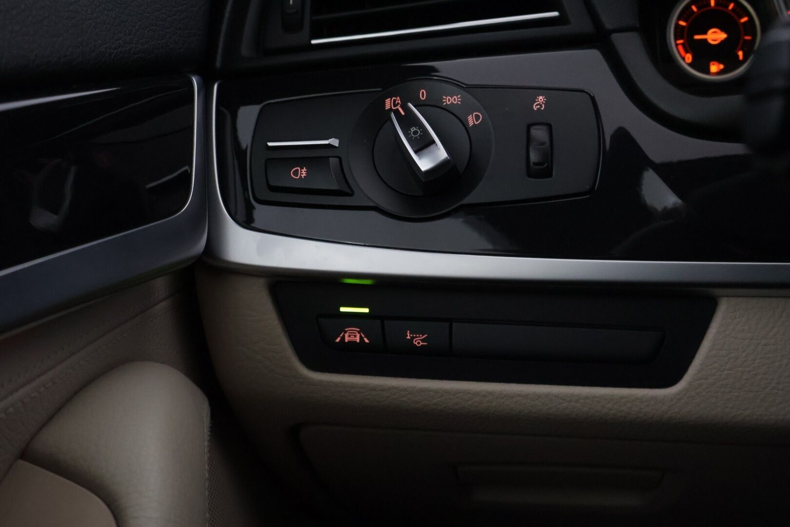 BMW 520 2015 F10 Sedan 520d A Business *ACC / Navi / Vaaleat comfortnahat / HUD / S.ratti / S.penkit / Navi / P.kamera* - Upeasti varusteltu Suomi-auto / Ei Adblueta / Michelin renkain! - HULLU BLACKWEEK KORKOTARJOUS 2,49%